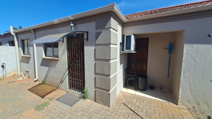 2 Bedroom Property for Sale in Langenhovenpark Free State